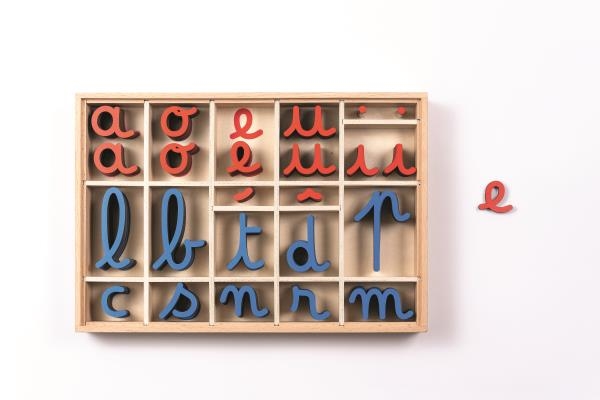 Image sur Montessori - Lettres mobiles cursives en bois