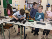 Image de Je recycle mes bouteilles d'eau à l'école