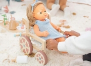 Image de Fauteuil roulant pour poupées – en bois
